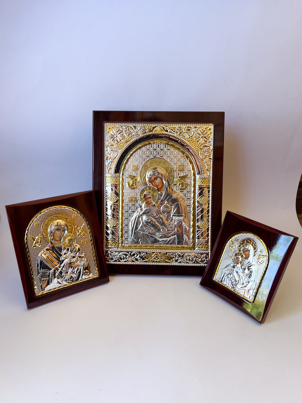 Icoane Argintate și Sculptură Manuală